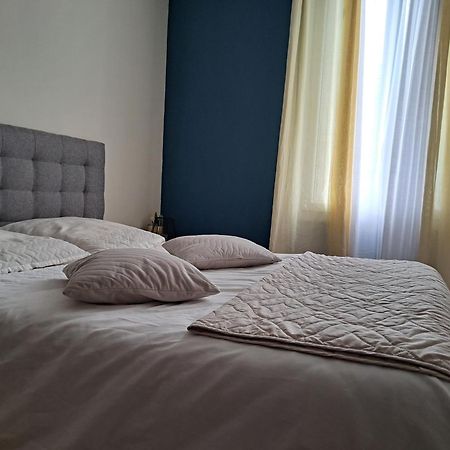Chambre Spacieuse - Dressing - Sdb Communes - Parking Prive ニーム エクステリア 写真
